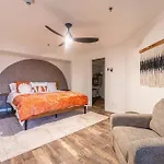 Stylish-Serene Midtown Getaway: Retreat For Two