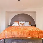 Stylish-Serene Midtown Getaway: Retreat For Two