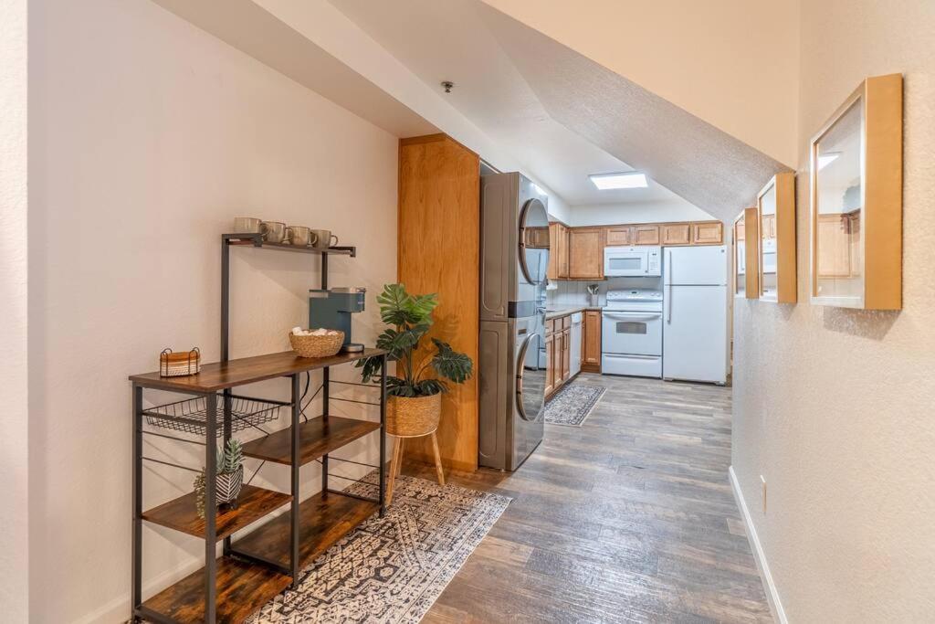 Stylish-serene Midtown Getaway: Retreat For Two Apartment