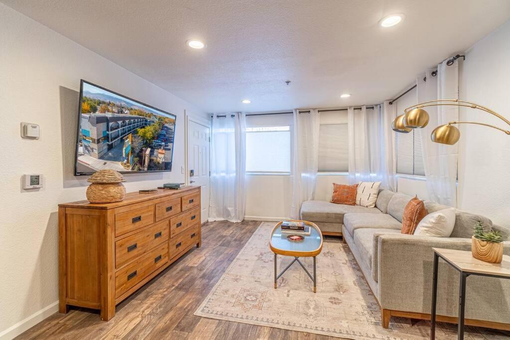 Stylish-serene Midtown Getaway: Retreat For Two * Reno