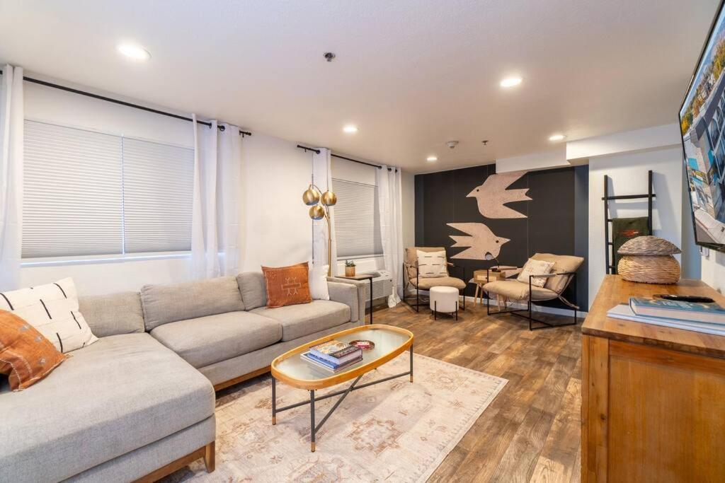 Stylish-serene Midtown Getaway: Retreat For Two Apartment